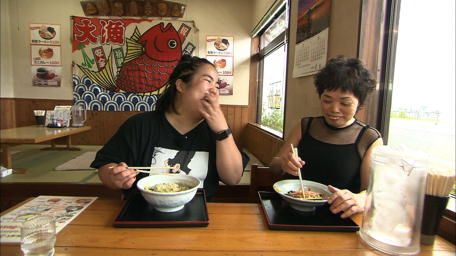 ゆりやんレトリィバァ（左）が相席するワンシーン。(c)ABC