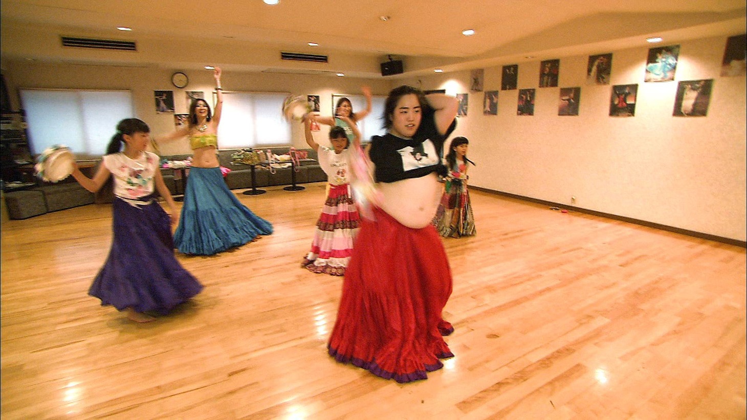 ゆりやんレトリィバァ（中央） (c)ABC