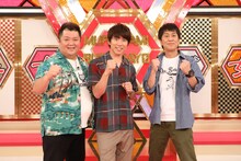 「村上マヨネーズのツッコませて頂きます！沖縄のビーチでウソを暴く1時間SP」に出演するブラックマヨネーズ、村上信五（中央）。(c)関西テレビ