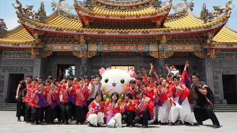 ロケの出演者たち。(c)AKS