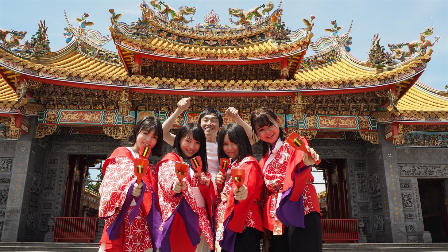 しずる村上（中央）とAKB48チーム8メンバー。(c)AKS