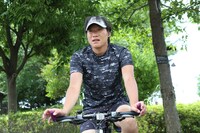 バイク練習中のみやぞん。(c)日本テレビ