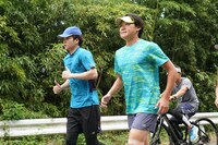 マラソン練習中のみやぞん。(c)日本テレビ