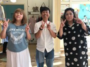 左から海原やすよ、次長課長・河本、海原ともこ。