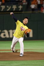 始球式で投球するANZEN漫才みやぞん。(c)日本テレビ