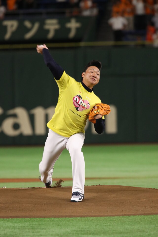 始球式で投球するANZEN漫才みやぞん。(c)日本テレビ