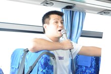 バスの車内をトークで盛り上げるジェラードン西本。