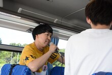 バスの車内をトークで盛り上げるジェラードンかみちぃ。