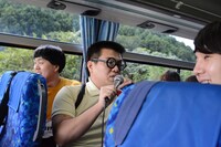 車内でトークを展開するごろうさん。