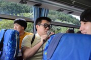 車内でトークを展開するごろうさん。