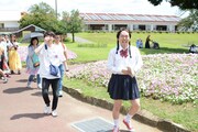 マザー牧場を散策する一行。