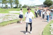 マザー牧場を散策する一行。