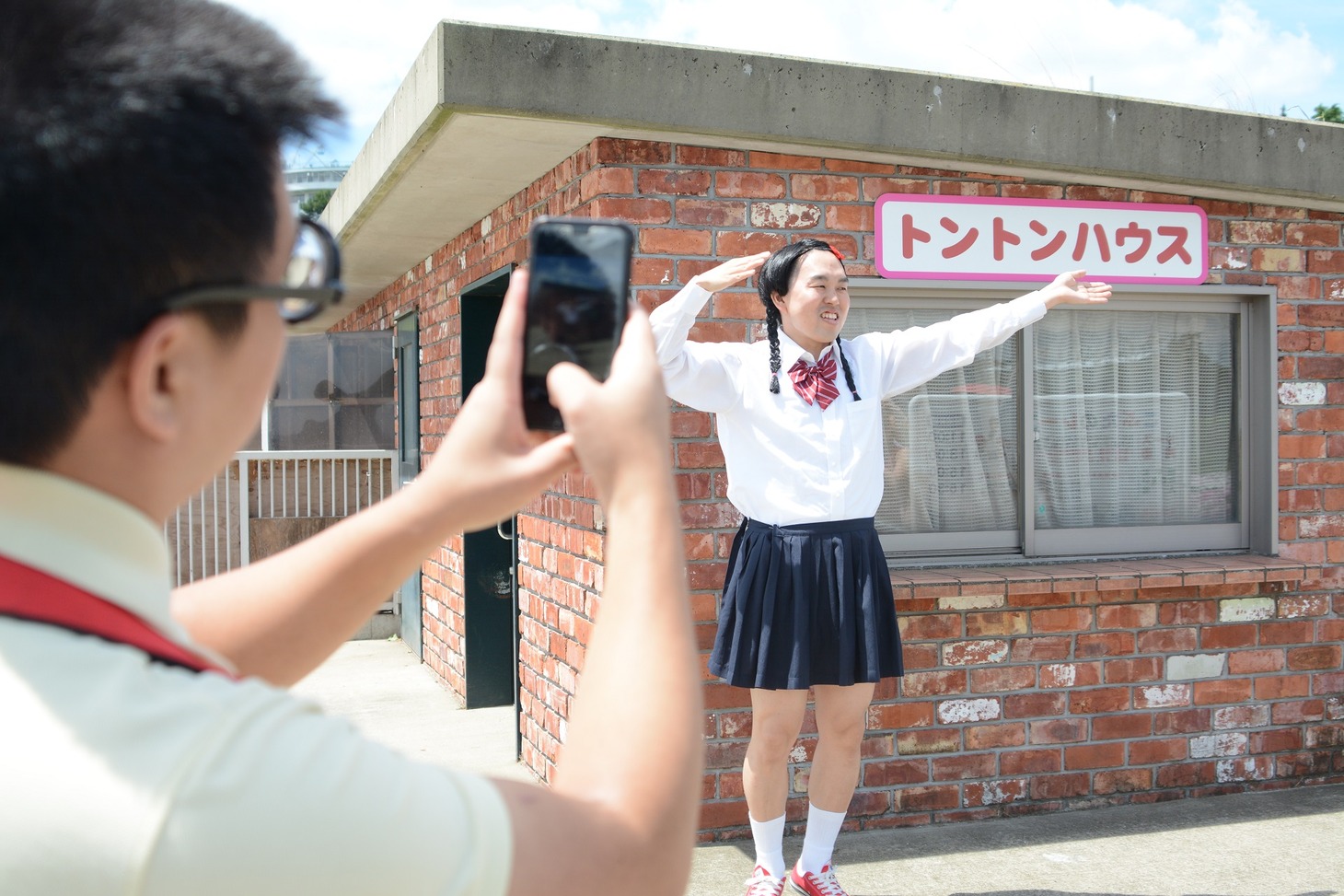 自身の持ち歌の一節と語感が似ている「トントンハウス」を見つけて喜ぶ如月マロン。