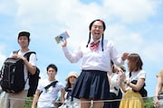 マザー牧場を散策する一行。