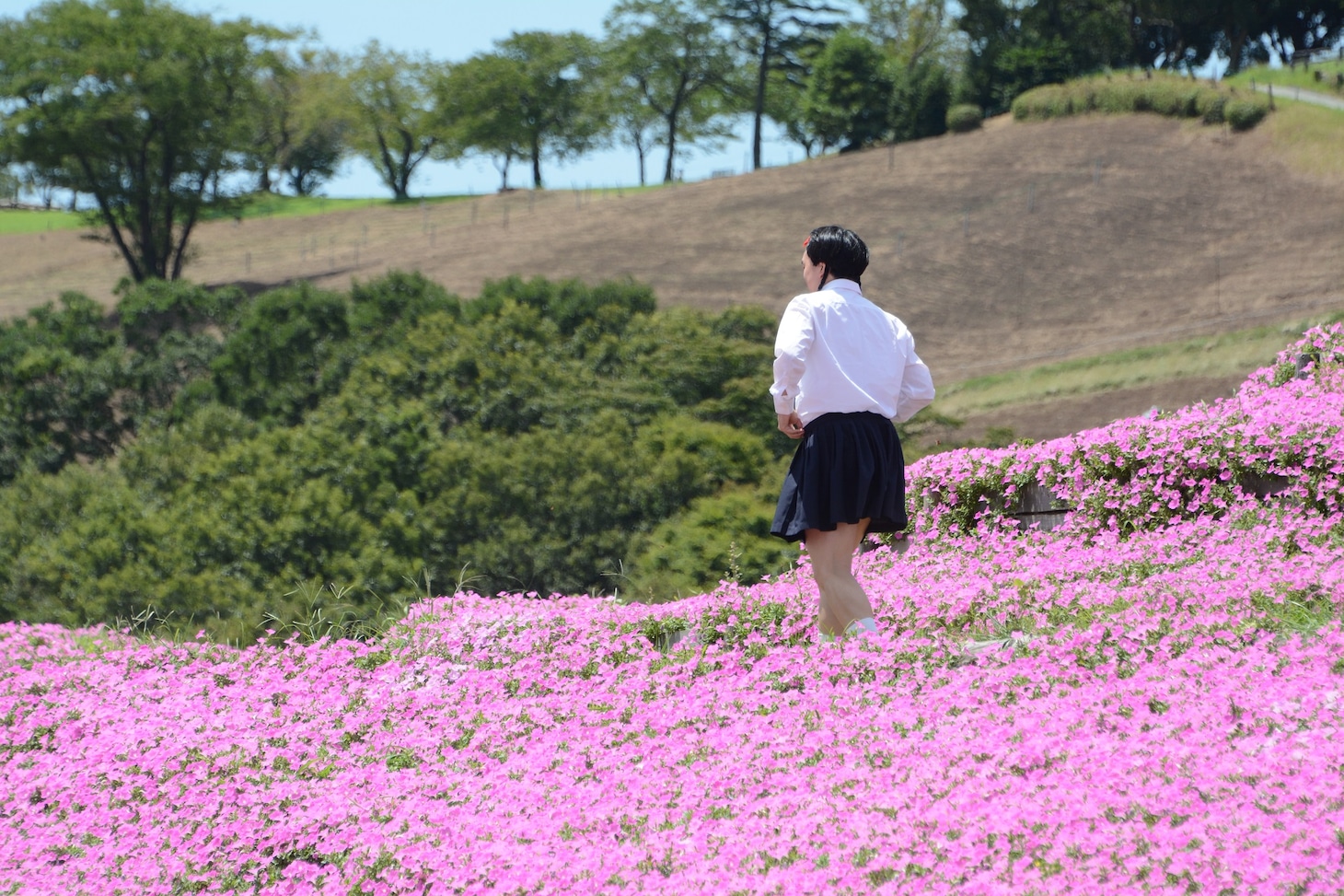 花に囲まれた如月マロン。