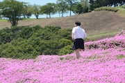 花に囲まれた如月マロン。