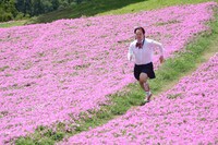 花畑を全力疾走する如月マロン。