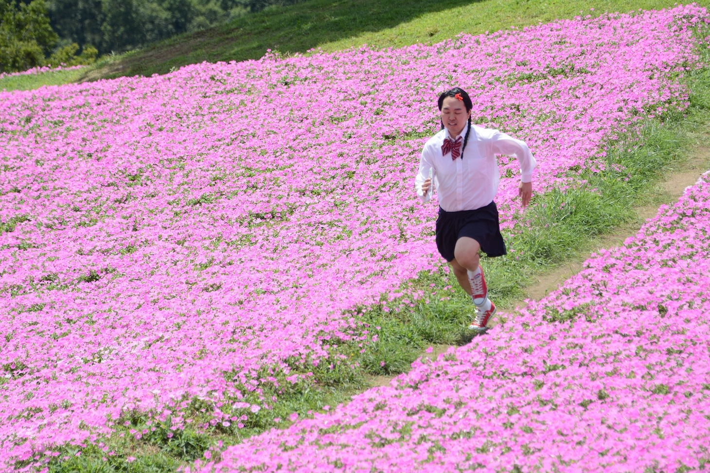 花畑を全力疾走する如月マロン。