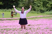 花に囲まれた如月マロン。