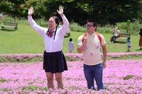 花に囲まれた（左から）如月マロン、ごろうさん。