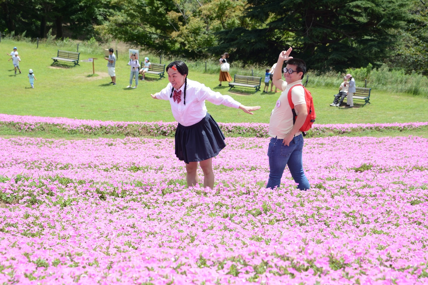 花に囲まれた（左から）如月マロン、ごろうさん。