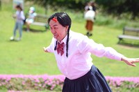 花に囲まれながら「ベーだ！」と言う如月マロン。