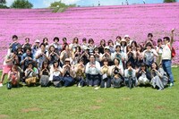 花畑で記念撮影をする一行。