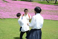 ごろうさんのズボンのチャックが開いていることに気付き、それを閉めるジェラードン海野。