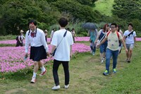 マザー牧場を散策する一行。