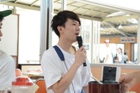 ランチの司会を務めるジェラードン海野。