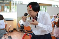 ジンギスカンを食べる如月マロン。