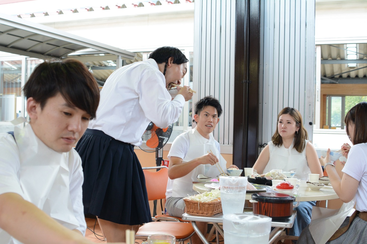 各テーブルのジンギスカンを食べて回る如月マロン。