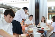 各テーブルのジンギスカンを食べて回る如月マロン。