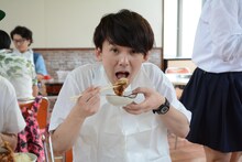 ジンギスカンを食べるジェラードン海野。