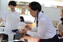 ジェラードン海野から「マンガみたいな飯の盛り方だな」と言われる如月マロン。