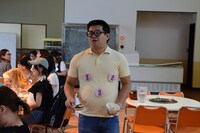 各テーブルのジンギスカンを食べて回るごろうさん。