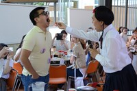 如月マロン（右）にジンギスカンを食べさせてもらうごろうさん（左）。