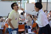 如月マロン(右)にジンギスカンを食べさせてもらうごろうさん(左)。