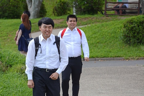 「気まずい……気まずい……」と言いながら突如現れた学生服の2人組。