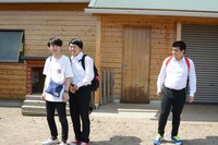 友人を見つけて安心する学生服の2人組。