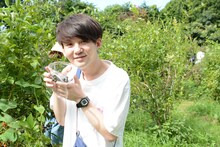 ブルーベリーを摘むジェラードン海野。