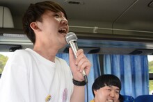 車内で熱唱するジェラードン海野。