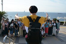 記念撮影の位置を自ら指示するジェラードンかみちぃ。