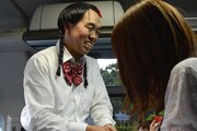 ツアー参加者を見送る如月マロン。