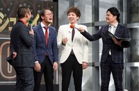 アインシュタイン（中央2人）と進行役の千鳥。