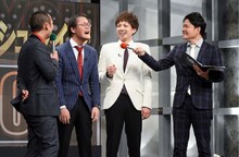 アインシュタイン（中央2人）と進行役の千鳥。