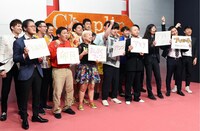 出演する芸人たち。