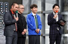 アキナ（中央2人）と進行役の千鳥。