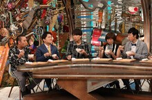 スタジオ出演者の千鳥（左端）ら。(c)関西テレビ