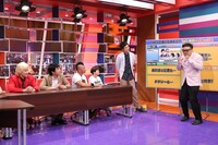 とろサーモン（右）によるプレゼンのワンシーン。(c)中京テレビ